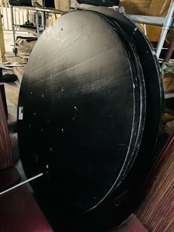 Round dining table