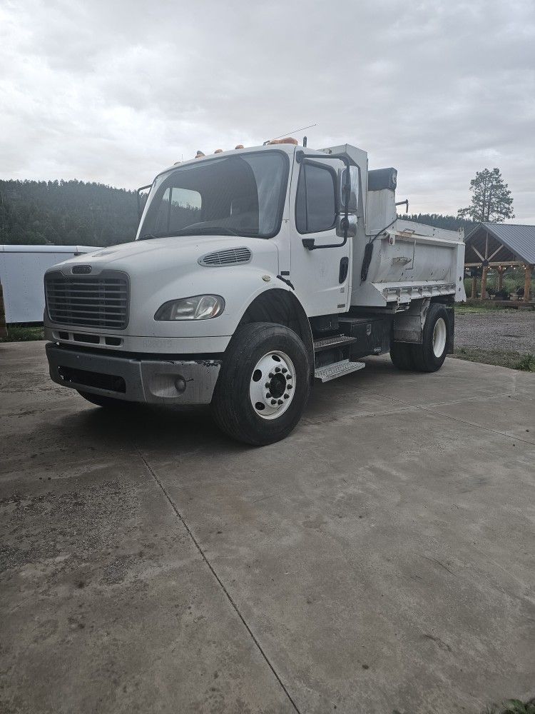 clean low mi 08 freightliner dump truck auto trans
