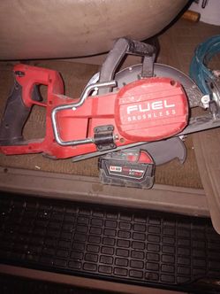 Milwaukee Fuel Circular Saw Rear handle & M18 XC 5.0 battery