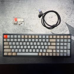 wireless keyboard. keychrone k4 rgb. red cherry switch.