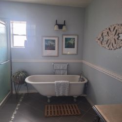    BEAUTIFUL "CAST IRON TUB "1930/ WITH ORIGINAL  LION  FEET/WORKS GREAT