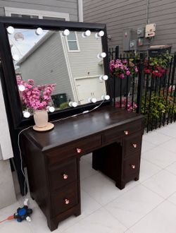 🔥 Hollywood Vanity w/ Lighted Mirror – Solid Wood – Excellent Condition 🔥