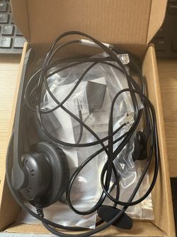 Wired headset with microphone