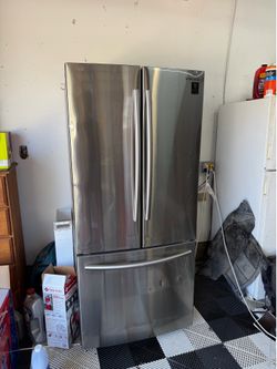 2020 Samsung French Door Refrigerator – 22 Cu Ft – Ice Maker – Works Great