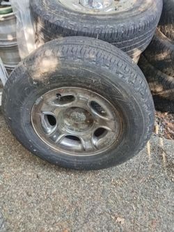 Ford f-150 wheels, 5 lug decent tires, 265/70/17 with center caps.