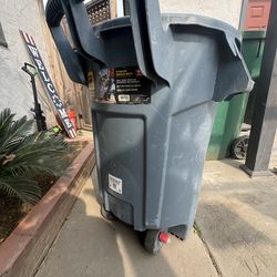 Rubbermaid trash can