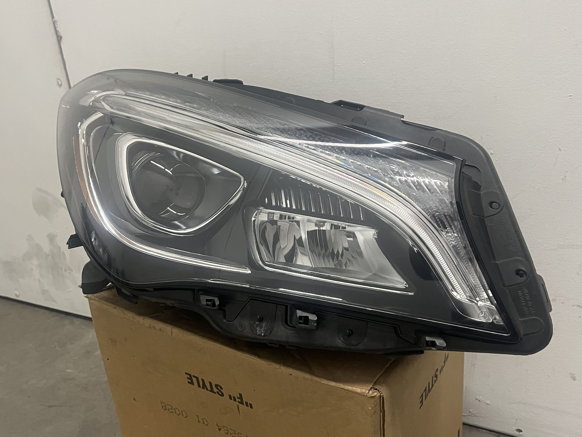 2017-2019 W117 CLA43 AMG MERCEDES BENZ RIGHT PASSENGER SIDE HEADLIGHT BARE NO MODULES INCLUDED GREAT WORKING CONDITIONS