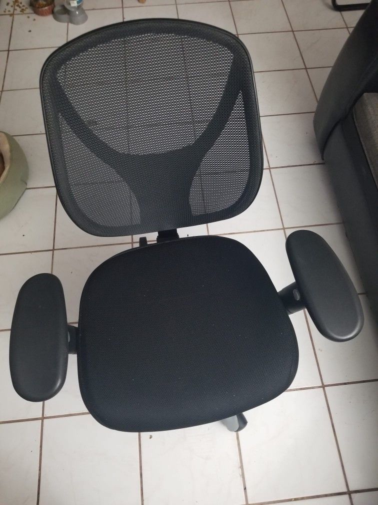 Black Mesh Back Task Chair