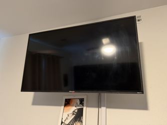 32 inch Roku TV & Mount