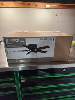 Hampton Bay Hugger 44 in. LED Indoor Matte Black Ceiling

Fan