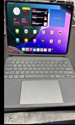 iPad pro 13 M4 256 GB with Logitech keyboard