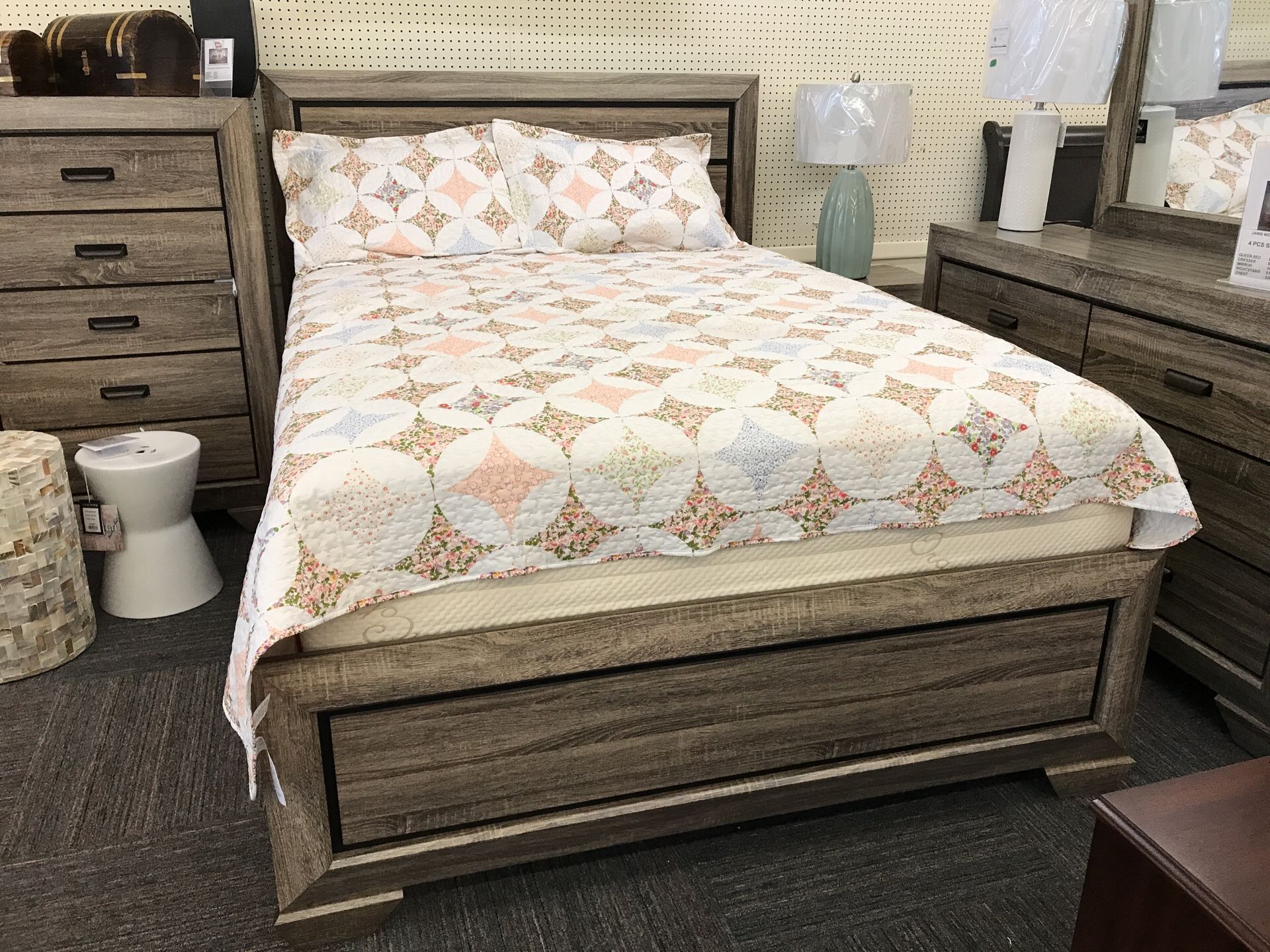 Janis Queen Bed, Weathered Gray ( Mattress not included)