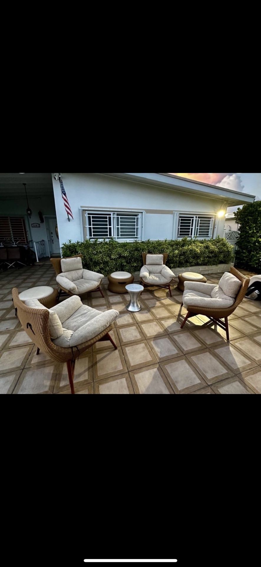 Big Chairs and Ottomans Set excellent quality perfect conditions