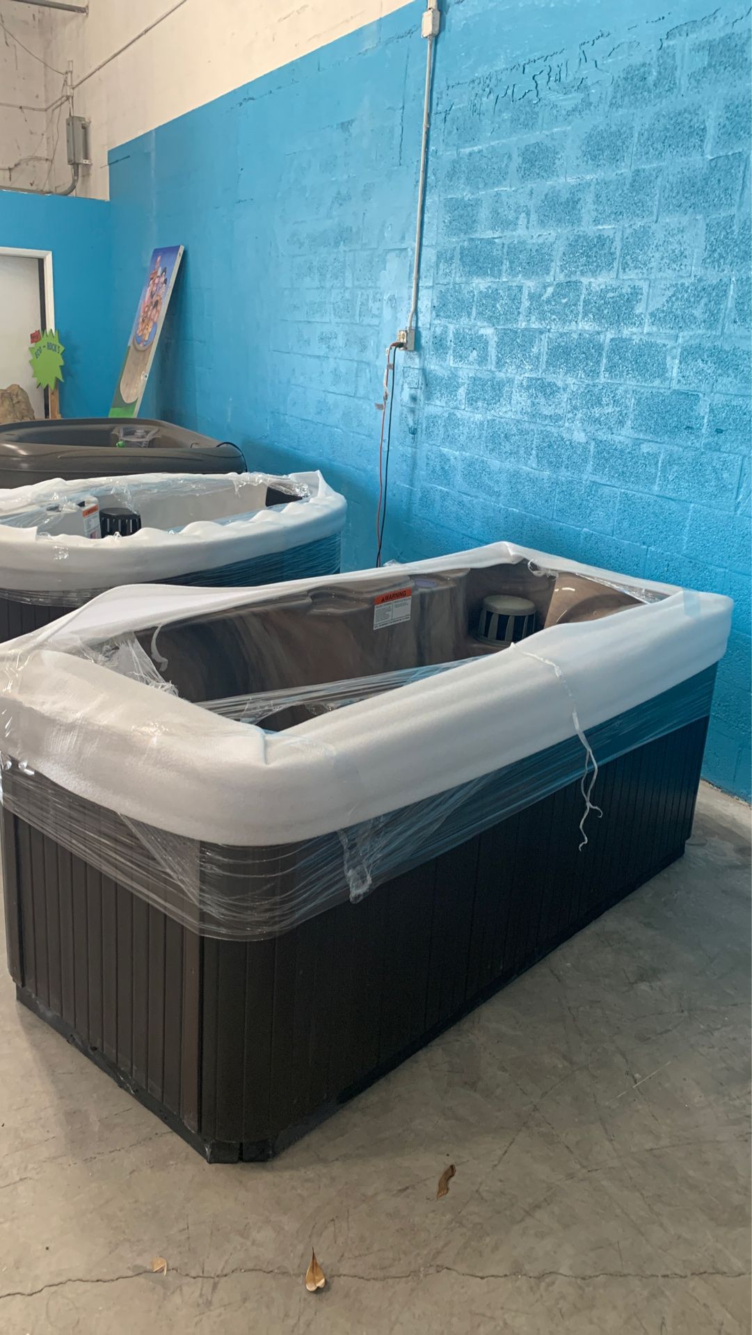 1 person 110 plug and play hot tub in stock!!