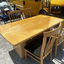 Furniture Used Dining Room or Kitchen Table and Chairs. Excellent condition.