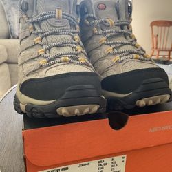 Woman's Merrell Moab 2 Boots New Size 8