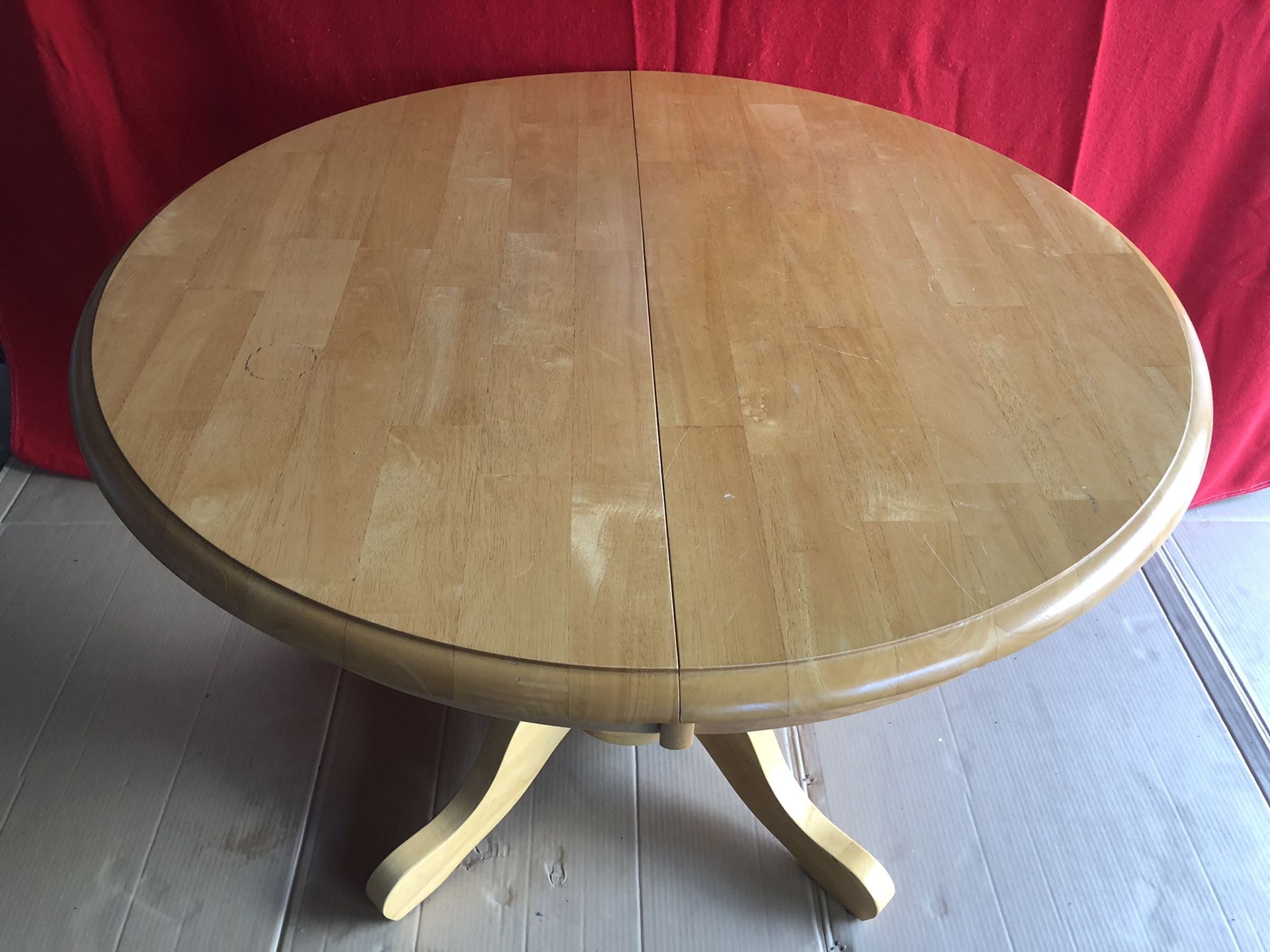 Solid birch wood (extendable) dining table with 4 chairs.