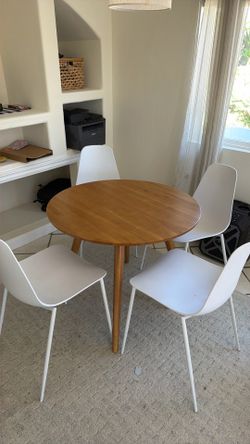 Round table/ 4 chairs