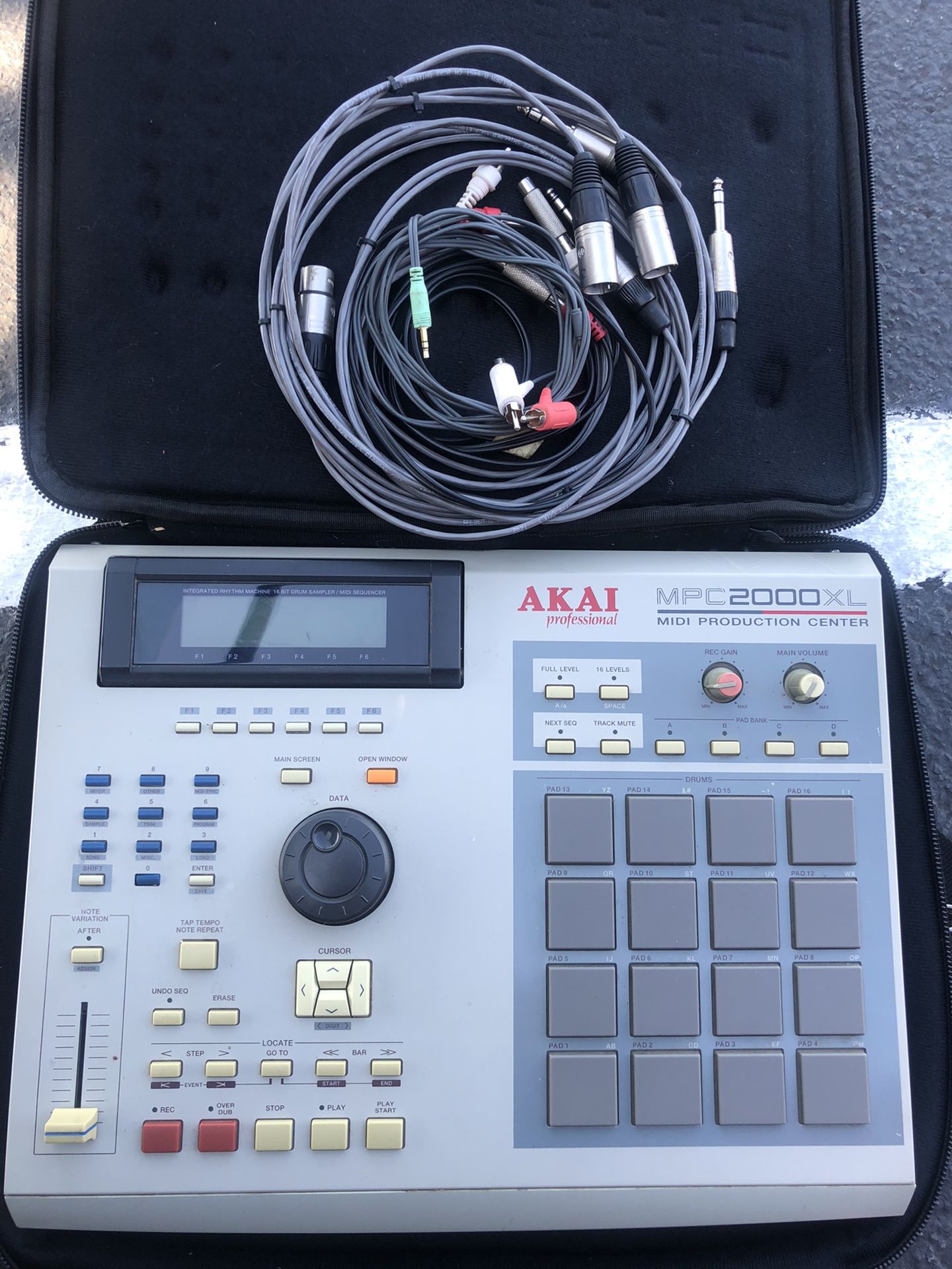 AKAI PROFESSIONAL MPC2000XL MIDI PRODUCTION CENTER