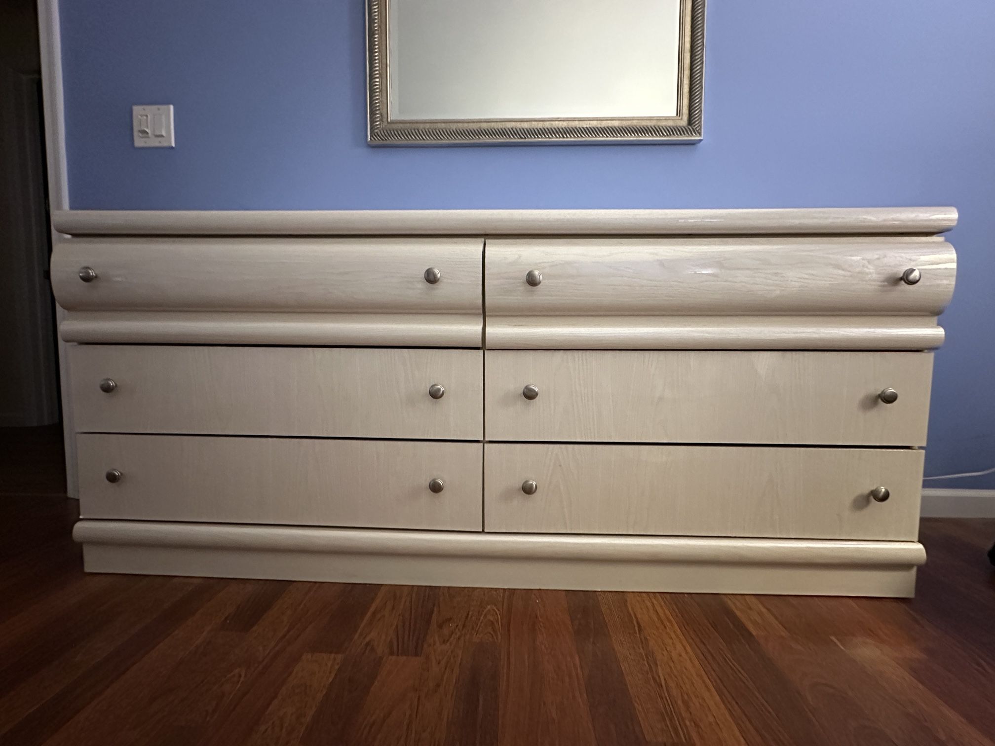 Bedroom furniture 4-piece Set