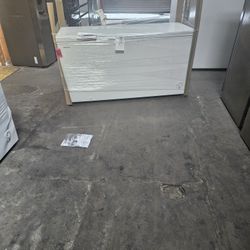 Just Freezer Hisense 17.7 cu. ft. Chest Freezer (CFC177M6AWD)