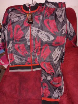 Brand New Nike  Dri tech Outfit Size Medium 