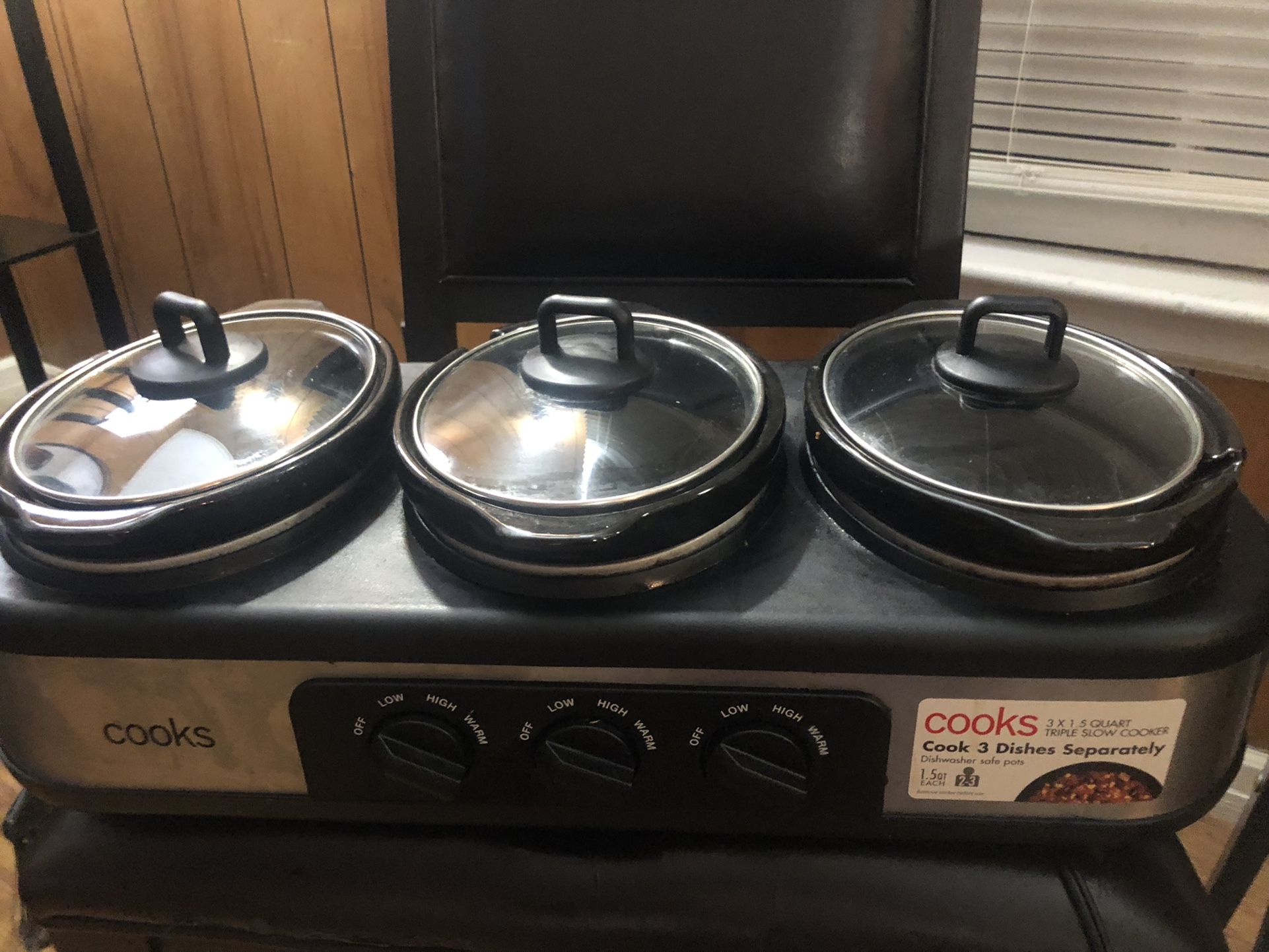 Cooks three separate dishes crockpot style