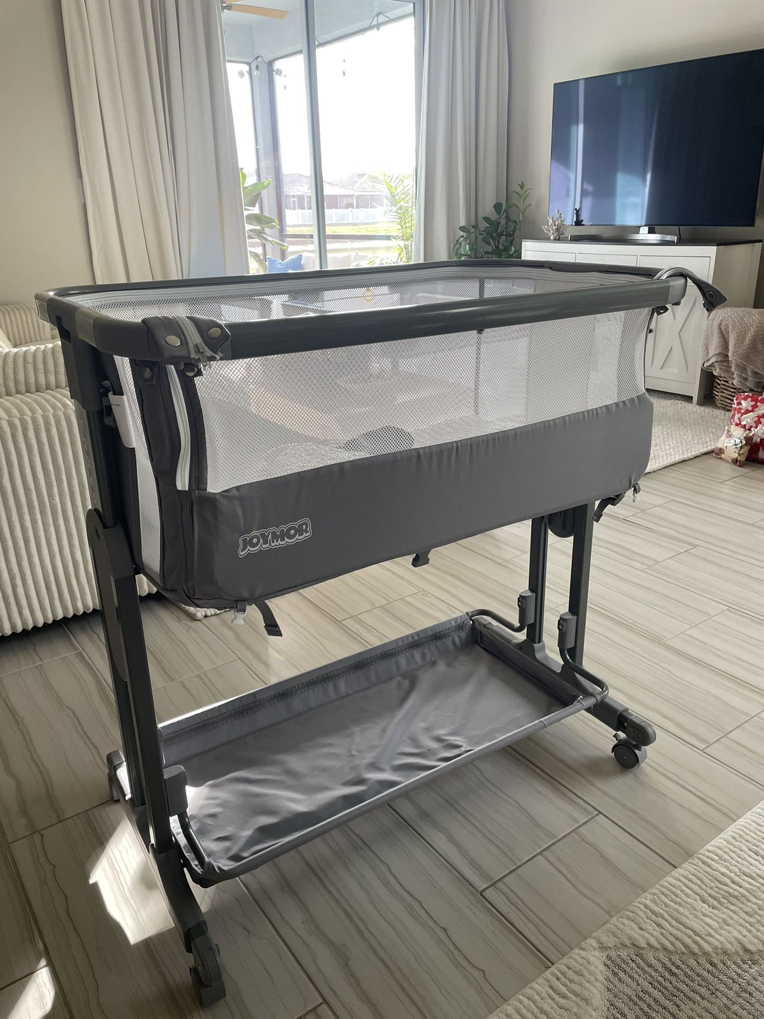 Baby adjustable bassinet bedside sleeper