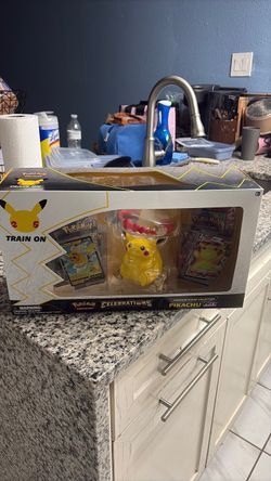 Pokémon Celebrations Pikachu VMAX Premium Figure Collection
