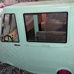 Next generation ice cream truck for dolls does not come with any of the accessory pieces. It is just the truck needs to be cleaned. Take as is