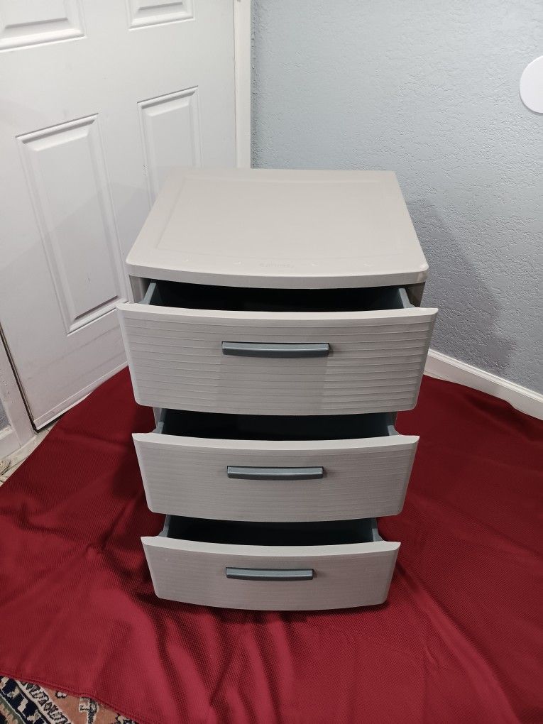 Plastic Drawers In Organizers In Storage Bins In Storage Containers In Dressers In Great Condition 