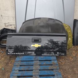 2014-2018 CHEVROLET SILVERADO AND GMC SIERRA 1(contact info removed) 3500 TAILGATE 