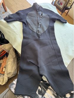 Med size Qulihsiluer wet suit & 2-med size flippers