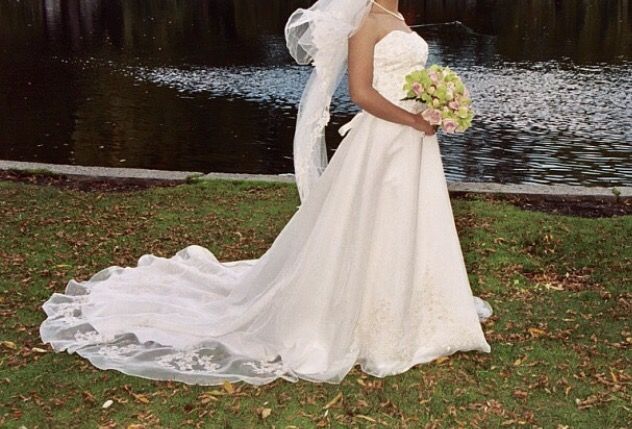 Wedding dress size 6 veil not included