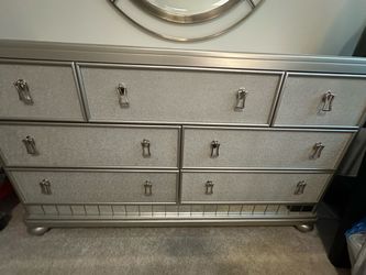 DRESSER / SOFIA VEIGARA