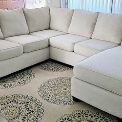 Excellent condition 3-piece sectional sofa, the chaise can be placed on either side, removable covers for washing, I can deliver for an extra charge d
