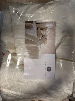 Off white 3 piece queen sized coverlet and pillow cases set