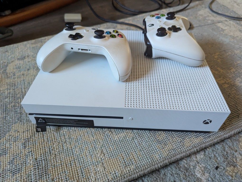 Xbox One + 2 Wireless Controllers