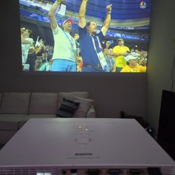 3800 LUMENS PROJECTOR!! Full HD. Sanyo PLC-WXU700A Projector