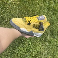 Air Jordan 4 retro/ size 8.5 Men’s/ color lighting/