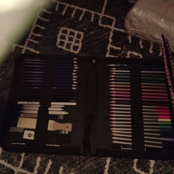 Brand New Set Of Art Supplies For Drawing And Sketching Over 100 Pieces 