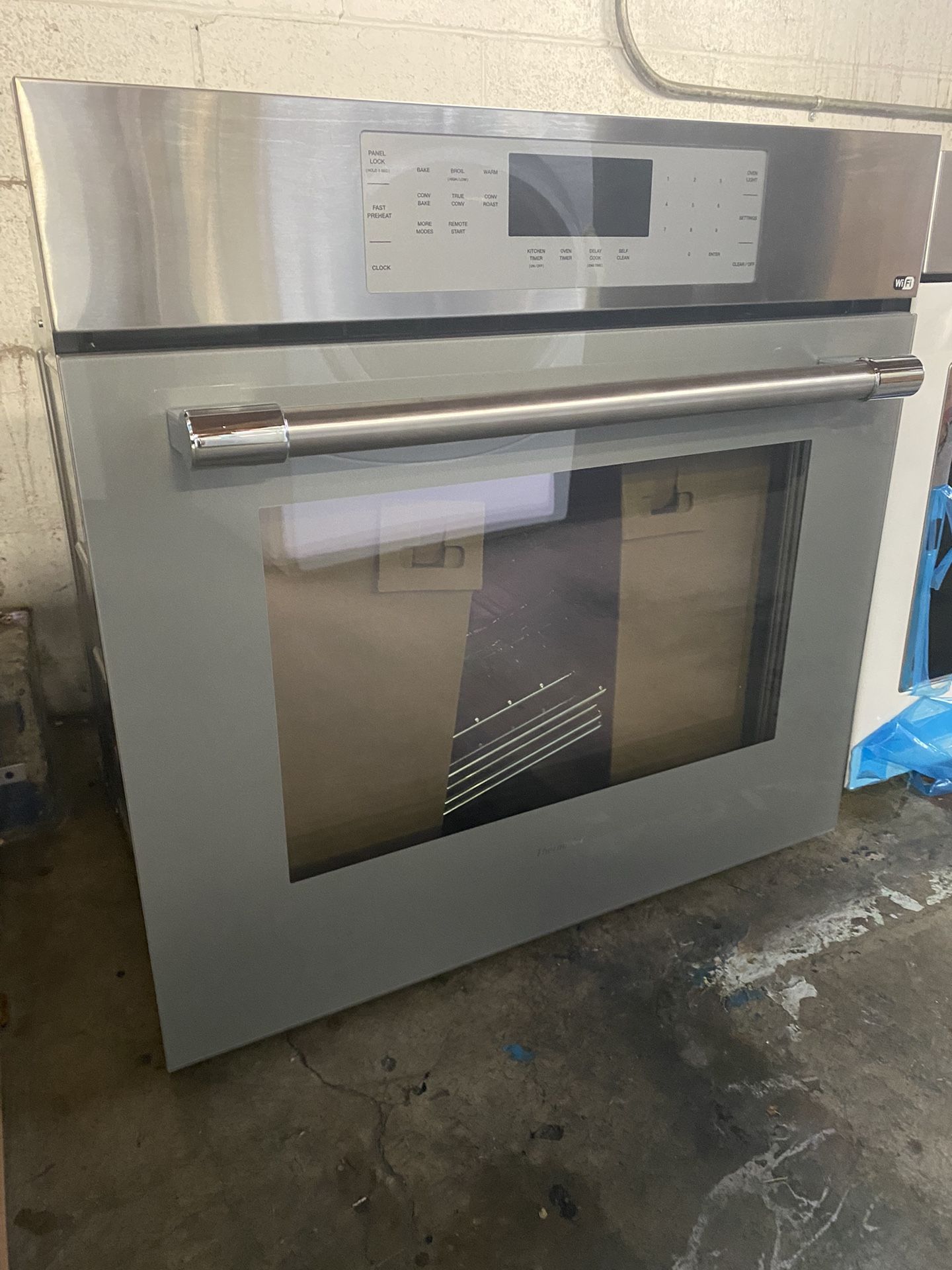 Thermador - Masterpiece 30" Built-In Single Electric Convection Wall Oven with Professional Handle, HomeConnect - Stainless Steel Model: ME301YPSKU