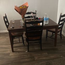Table W 4 Chairs 