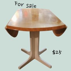 Round dining room table