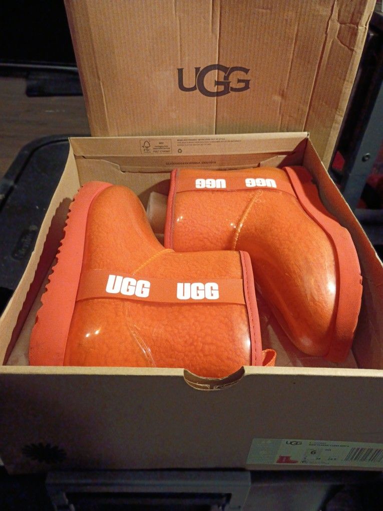 UGG KIDS CLASSIC CLEAR MINI II SIZE6 BOOTS