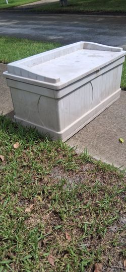 54x28x24 XL DELUXE Suncast sturdy sit on top outdoor storage deck lock box pool deck spa boat cushions tools garage truck toys