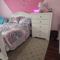 4 PC Full Bedroom Set with Convertible Crib 