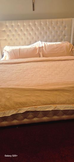 USED GOOD  COMFORTER  KING SIZE $15