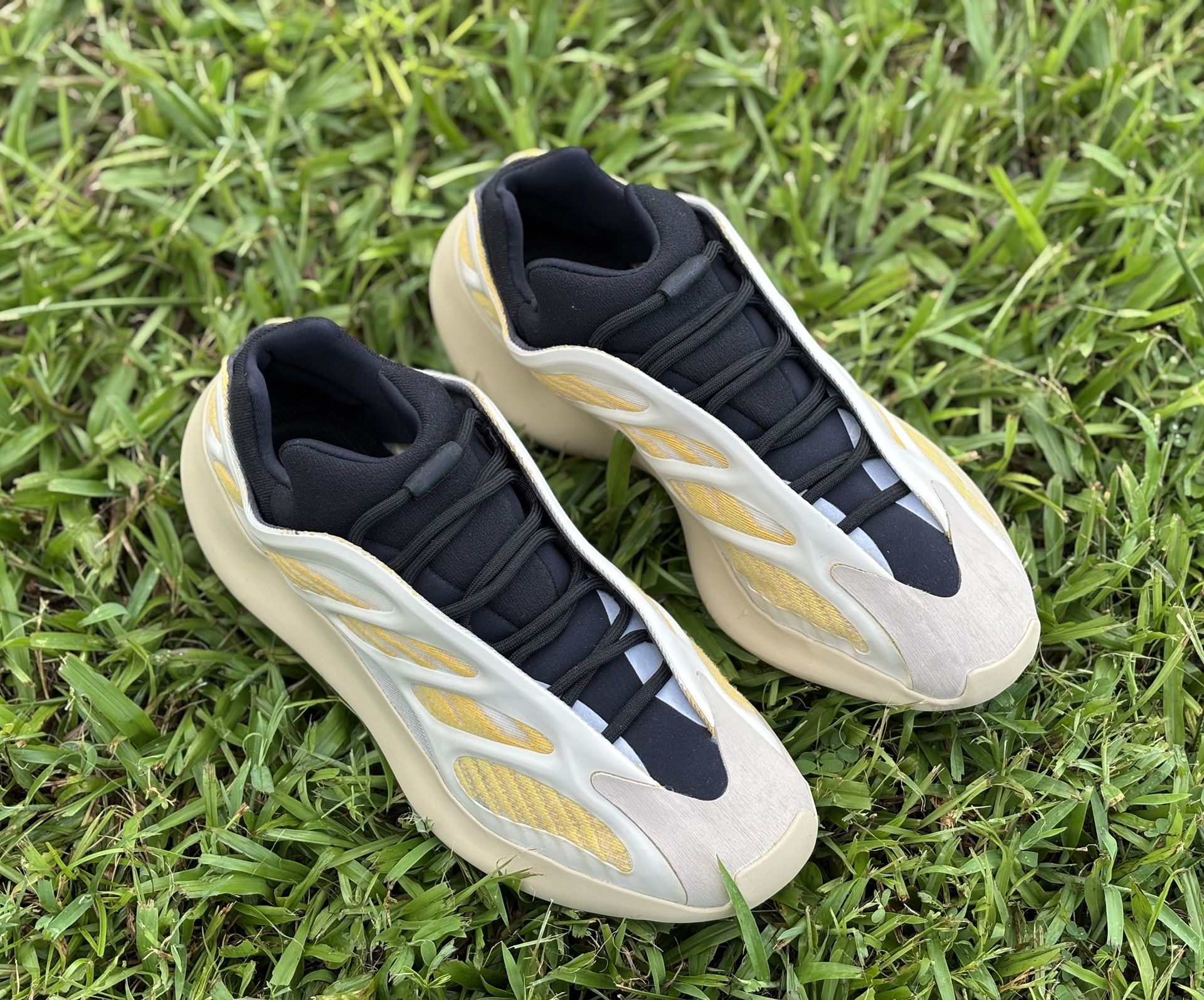 Adidas Mens Yeezy 700 V3 “Safflower” Size 11.5