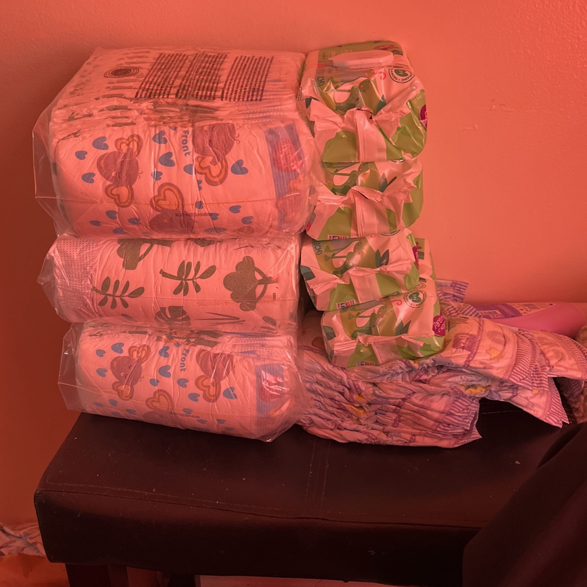 4 pcks of wipes And 4pcks uf papmers